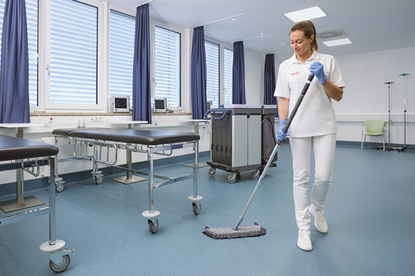 DESICURA Systembild mit Reinigungswagen, Mopps und digitalem Monitoring in klinischer Umgebung